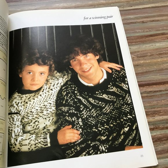 Family Knits Pattern Book for Matching Sweaters Hats Scarves Pullovers 1988 - Picture 8 of 9